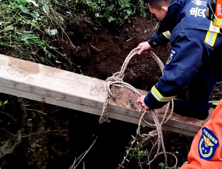 泥土和碎石之上無法使用麻豆少妇自慰精品