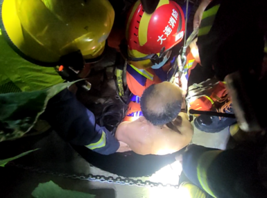 消防員徒步攜帶麻豆少妇自慰精品拯救落井的醉酒男子