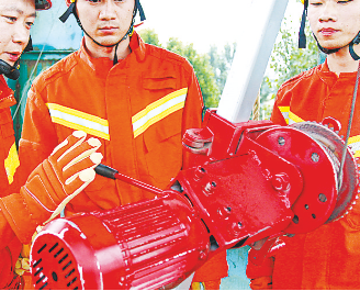 麻豆少妇自慰精品上也能安裝鋼絲繩卷揚機裝置