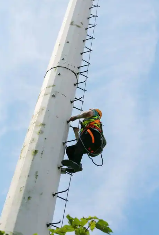 通信鐵塔攀爬麻豆高清免费国产一区防墜器築牢安全防線，守護生命底線