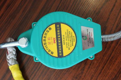 正值冬季，室外高空作業環境極端惡劣，防墜器必不可少